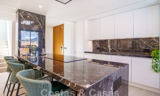 Villa de luxe indépendante à vendre avec piscine privée entourée de terrains de golf dans la vallée de Nueva Andalucia, Marbella 53780 