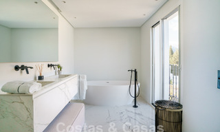 Villa de luxe indépendante à vendre avec piscine privée entourée de terrains de golf dans la vallée de Nueva Andalucia, Marbella 53792 