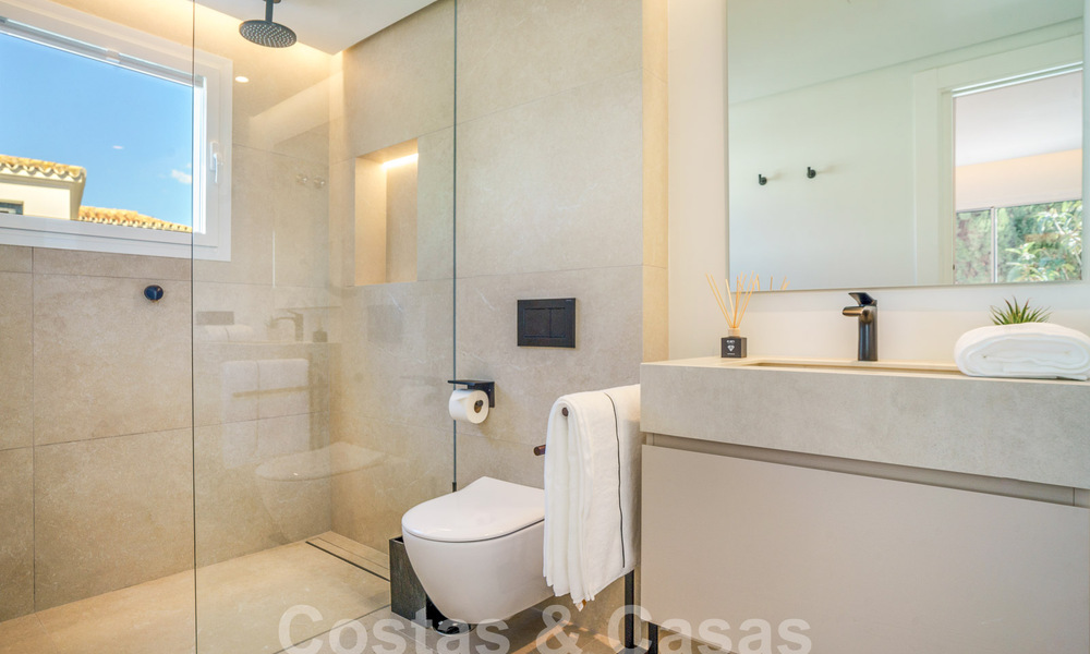 Villa de luxe indépendante à vendre avec piscine privée entourée de terrains de golf dans la vallée de Nueva Andalucia, Marbella 53800