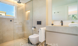 Villa de luxe indépendante à vendre avec piscine privée entourée de terrains de golf dans la vallée de Nueva Andalucia, Marbella 53800 