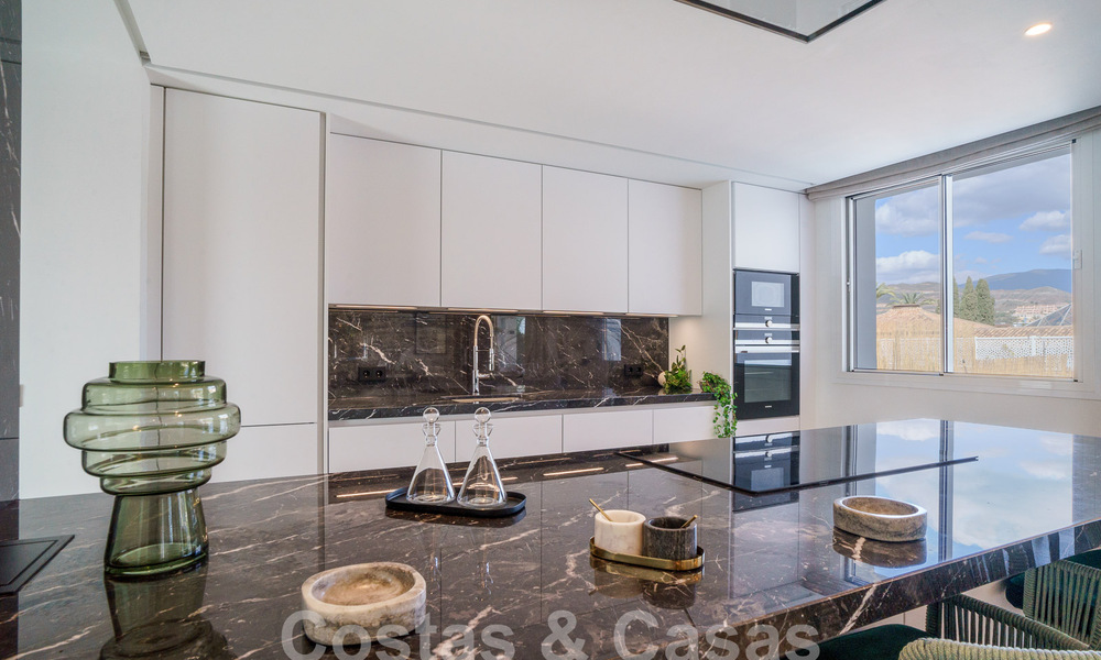 Villa de luxe indépendante à vendre avec piscine privée entourée de terrains de golf dans la vallée de Nueva Andalucia, Marbella 53803