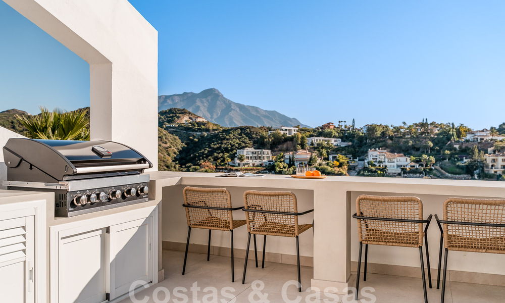Penthouse luxueusement rénové à vendre avec terrasse spacieuse dans le resort de golf La Quinta, Benahavis - Marbella 53807