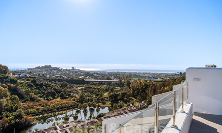 Penthouse luxueusement rénové à vendre avec terrasse spacieuse dans le resort de golf La Quinta, Benahavis - Marbella 53811