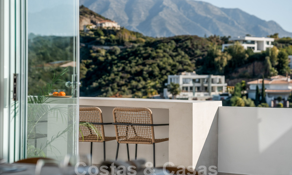 Penthouse luxueusement rénové à vendre avec terrasse spacieuse dans le resort de golf La Quinta, Benahavis - Marbella 53812
