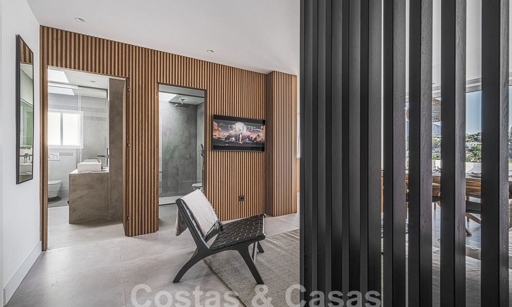 Penthouse luxueusement rénové à vendre avec terrasse spacieuse dans le resort de golf La Quinta, Benahavis - Marbella 53816