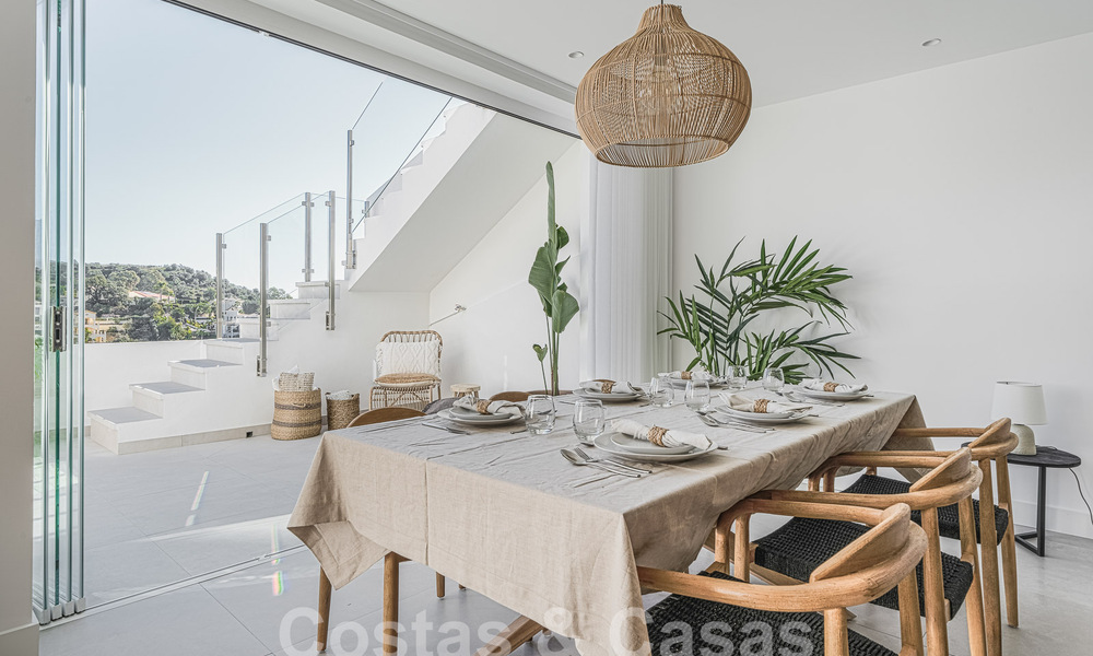 Penthouse luxueusement rénové à vendre avec terrasse spacieuse dans le resort de golf La Quinta, Benahavis - Marbella 53818