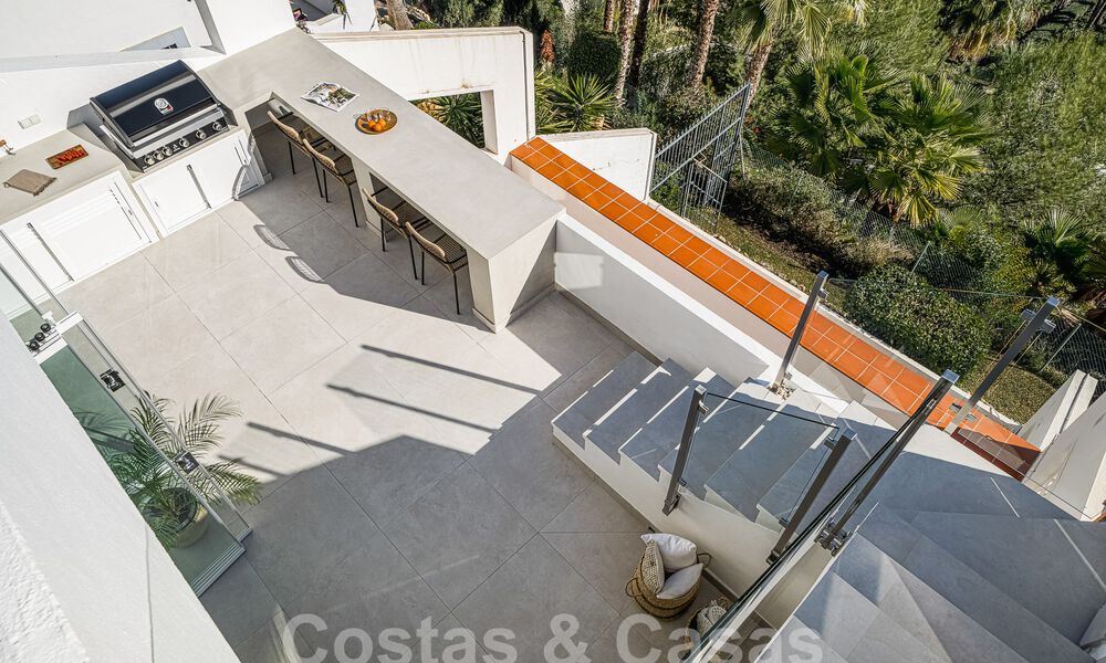 Penthouse luxueusement rénové à vendre avec terrasse spacieuse dans le resort de golf La Quinta, Benahavis - Marbella 53822