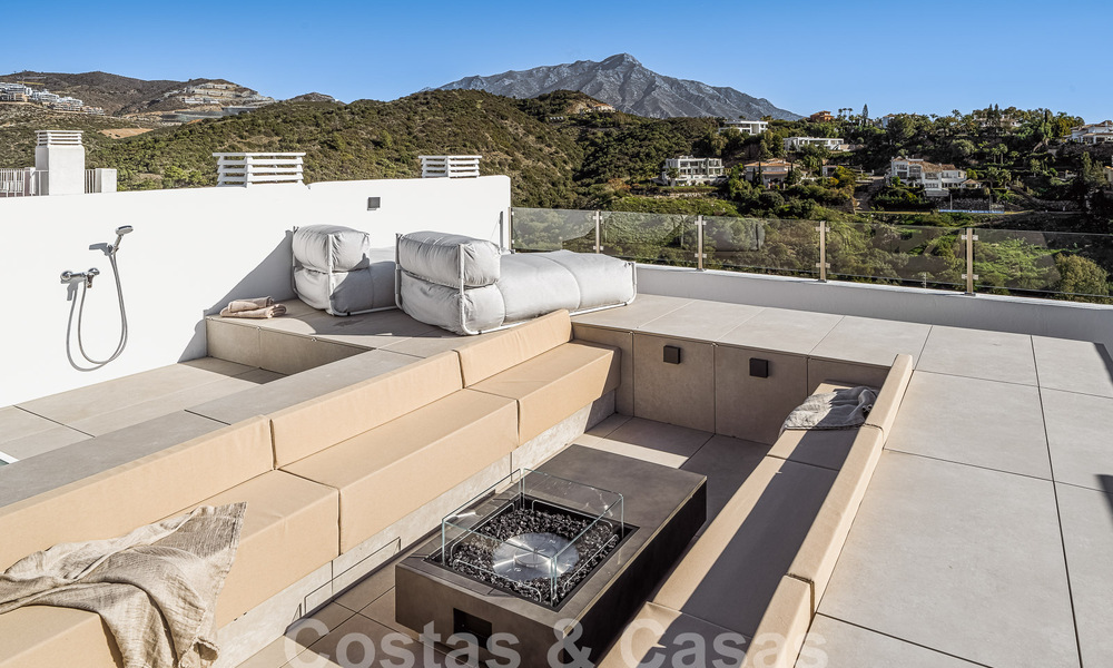 Penthouse luxueusement rénové à vendre avec terrasse spacieuse dans le resort de golf La Quinta, Benahavis - Marbella 53823