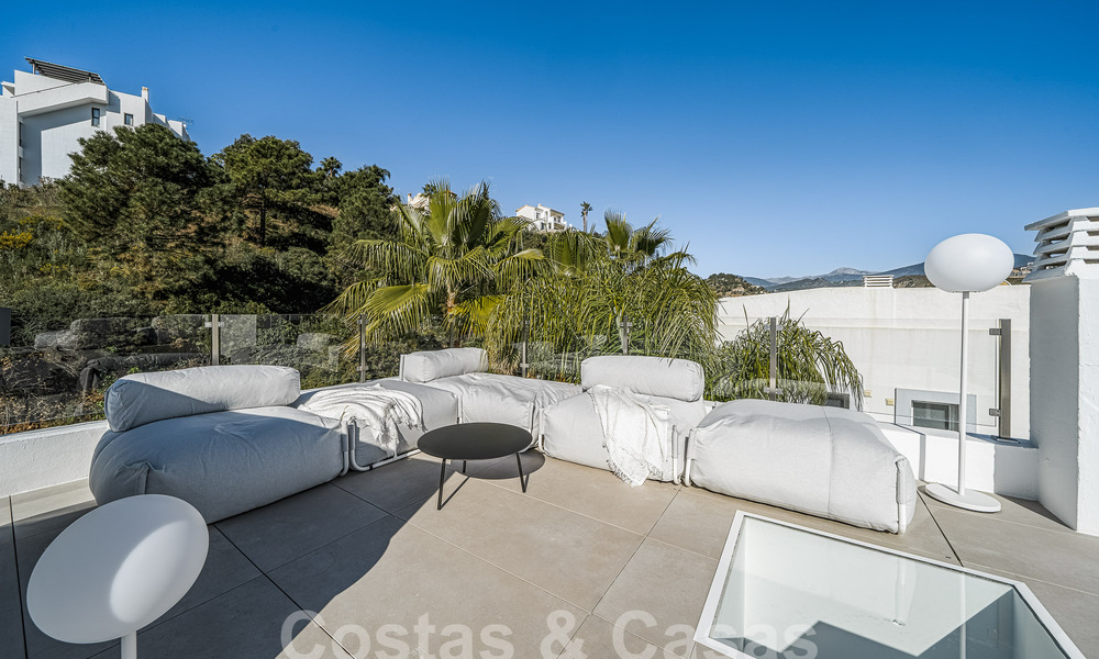 Penthouse luxueusement rénové à vendre avec terrasse spacieuse dans le resort de golf La Quinta, Benahavis - Marbella 53824