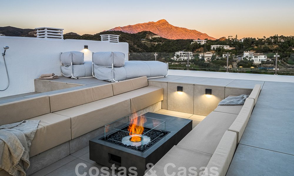 Penthouse luxueusement rénové à vendre avec terrasse spacieuse dans le resort de golf La Quinta, Benahavis - Marbella 53829