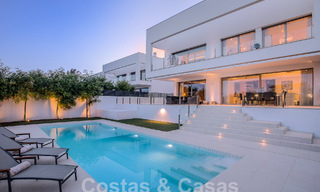 Villa moderne de luxe à vendre, prête à emménager, à quelques pas de la plage prés un quartier privilégié de Guadalmina Baja, Marbella - Estepona 53856 