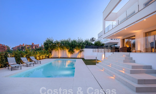 Villa moderne de luxe à vendre, prête à emménager, à quelques pas de la plage prés un quartier privilégié de Guadalmina Baja, Marbella - Estepona 53883 