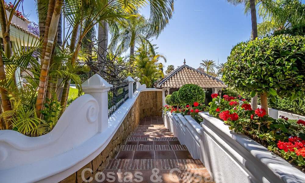 Elégante villa andalouse de luxe à vendre à deux pas de la plage dans l'urbanisation convoitée de Bahia de Marbella 51877