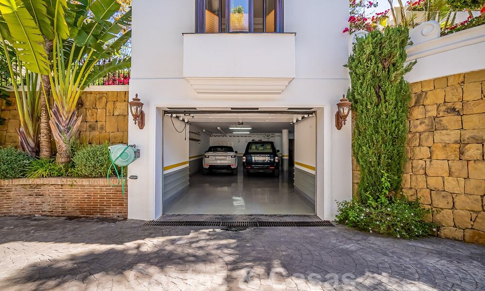 Elégante villa andalouse de luxe à vendre à deux pas de la plage dans l'urbanisation convoitée de Bahia de Marbella 51878