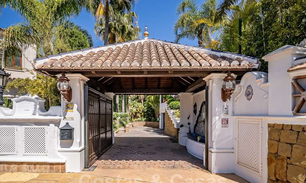 Elégante villa andalouse de luxe à vendre à deux pas de la plage dans l'urbanisation convoitée de Bahia de Marbella 51879