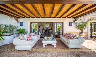 Elégante villa andalouse de luxe à vendre à deux pas de la plage dans l'urbanisation convoitée de Bahia de Marbella 51880 