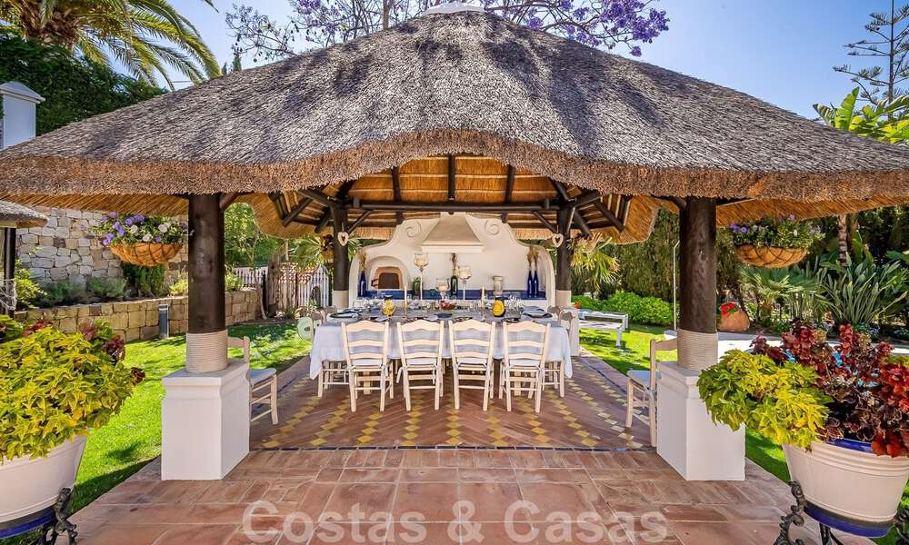 Elégante villa andalouse de luxe à vendre à deux pas de la plage dans l'urbanisation convoitée de Bahia de Marbella 51882