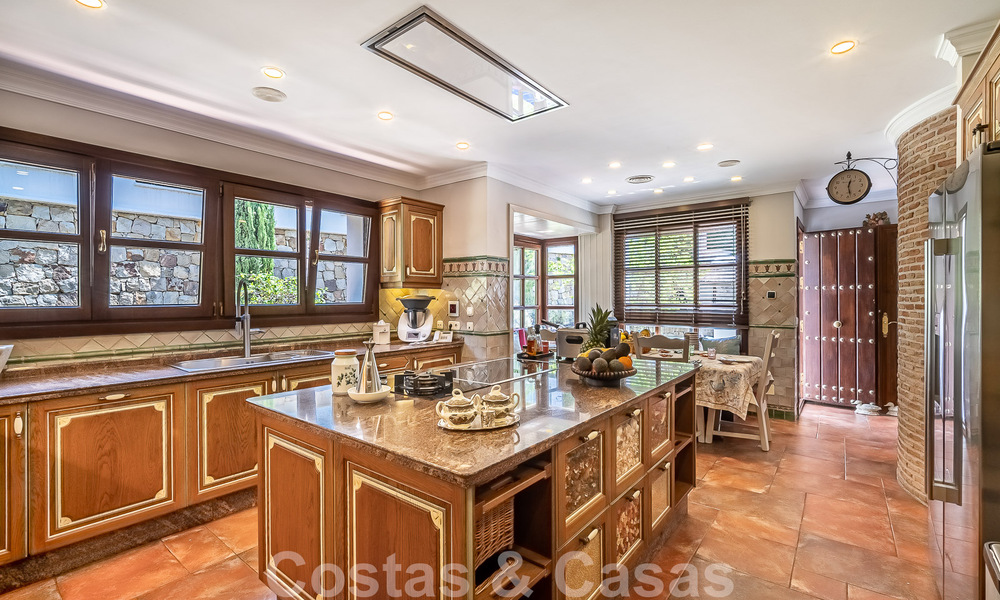 Elégante villa andalouse de luxe à vendre à deux pas de la plage dans l'urbanisation convoitée de Bahia de Marbella 51885