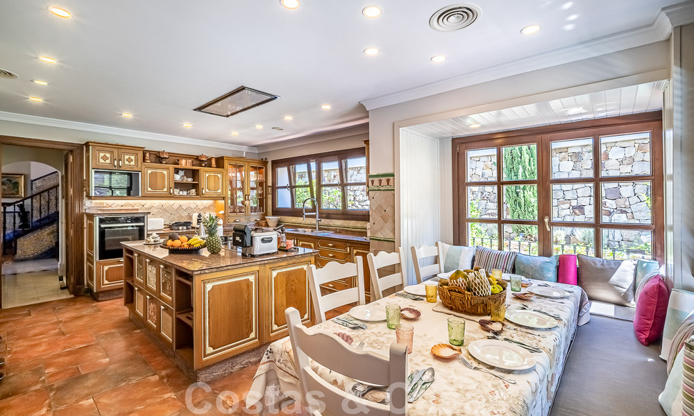 Elégante villa andalouse de luxe à vendre à deux pas de la plage dans l'urbanisation convoitée de Bahia de Marbella 51886