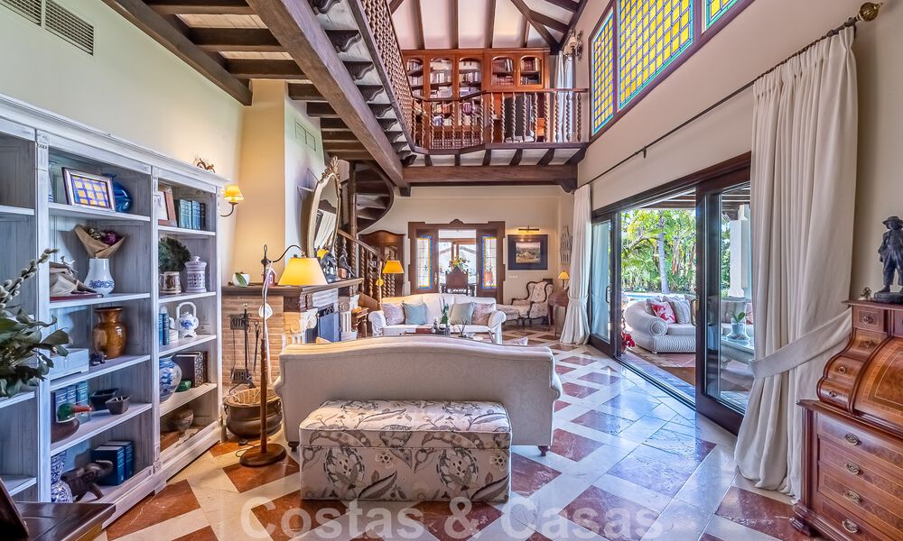 Elégante villa andalouse de luxe à vendre à deux pas de la plage dans l'urbanisation convoitée de Bahia de Marbella 51887