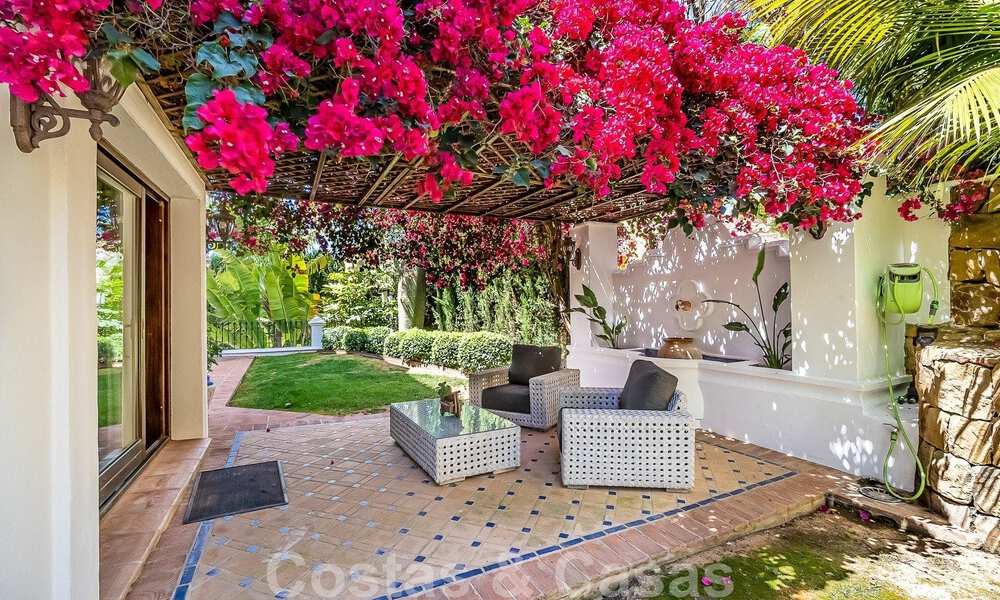 Elégante villa andalouse de luxe à vendre à deux pas de la plage dans l'urbanisation convoitée de Bahia de Marbella 51888