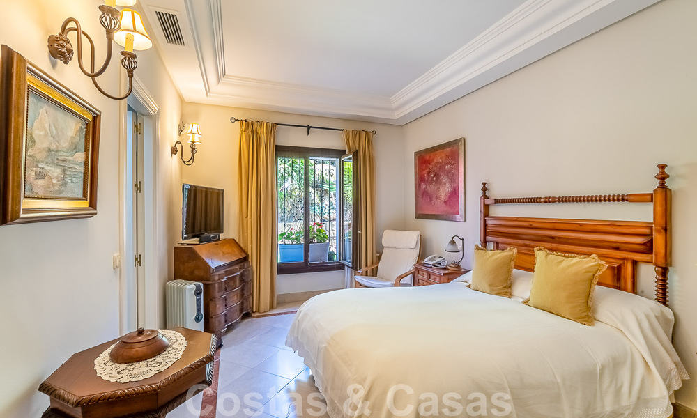 Elégante villa andalouse de luxe à vendre à deux pas de la plage dans l'urbanisation convoitée de Bahia de Marbella 51890