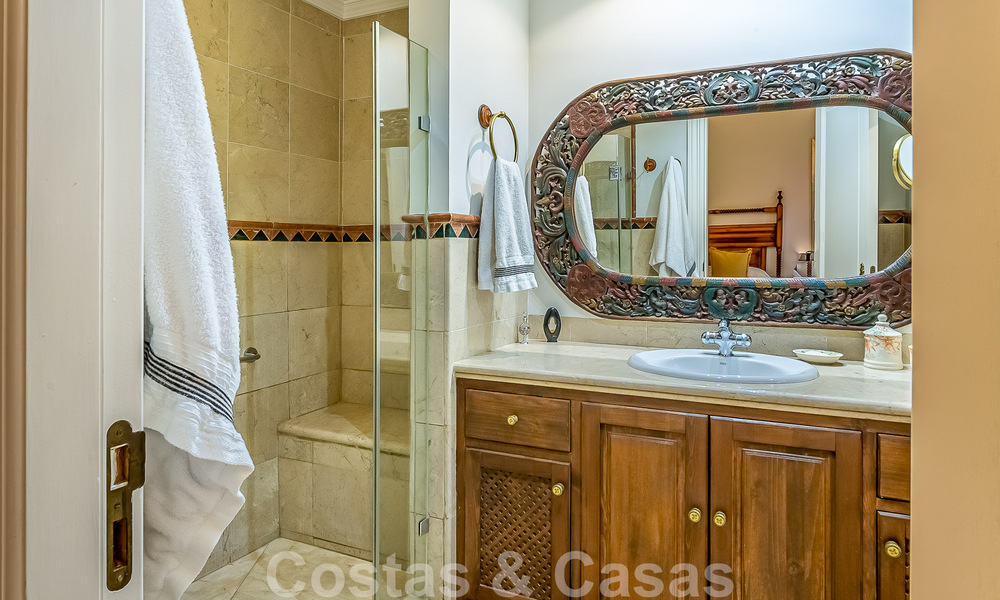 Elégante villa andalouse de luxe à vendre à deux pas de la plage dans l'urbanisation convoitée de Bahia de Marbella 51891