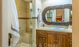 Elégante villa andalouse de luxe à vendre à deux pas de la plage dans l'urbanisation convoitée de Bahia de Marbella 51891 