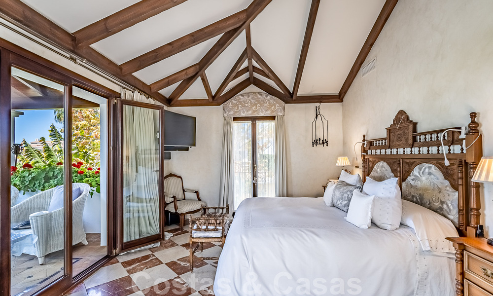 Elégante villa andalouse de luxe à vendre à deux pas de la plage dans l'urbanisation convoitée de Bahia de Marbella 51894