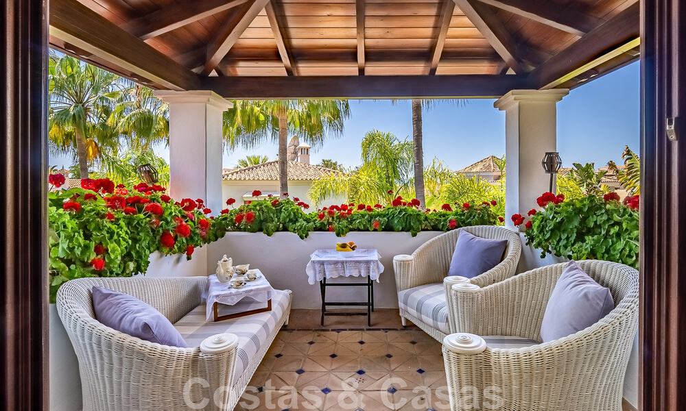 Elégante villa andalouse de luxe à vendre à deux pas de la plage dans l'urbanisation convoitée de Bahia de Marbella 51895
