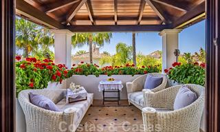 Elégante villa andalouse de luxe à vendre à deux pas de la plage dans l'urbanisation convoitée de Bahia de Marbella 51895 