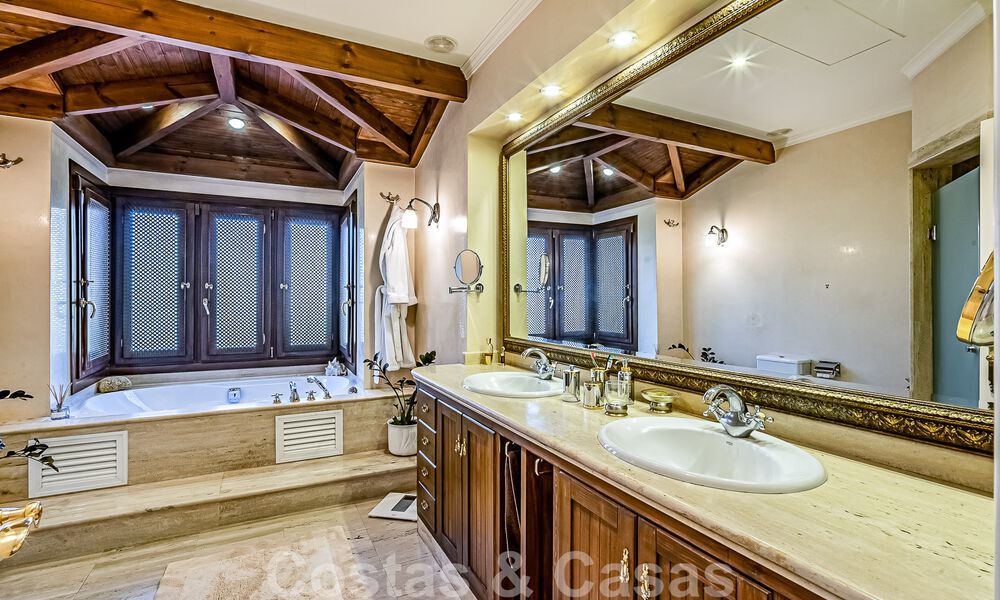 Elégante villa andalouse de luxe à vendre à deux pas de la plage dans l'urbanisation convoitée de Bahia de Marbella 51896