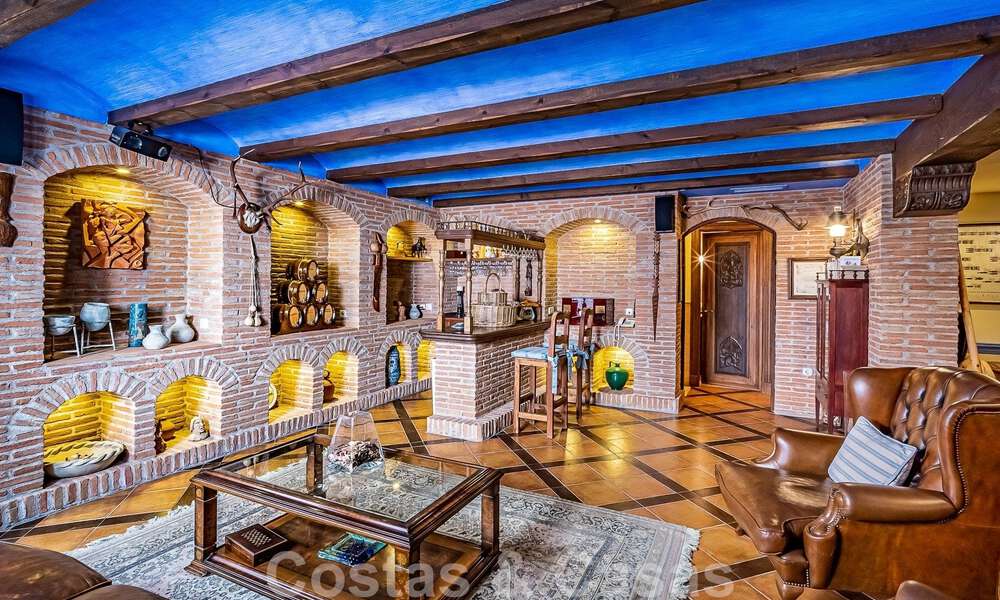 Elégante villa andalouse de luxe à vendre à deux pas de la plage dans l'urbanisation convoitée de Bahia de Marbella 51898