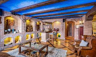 Elégante villa andalouse de luxe à vendre à deux pas de la plage dans l'urbanisation convoitée de Bahia de Marbella 51898 