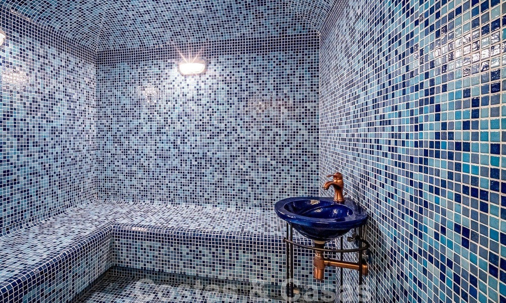 Elégante villa andalouse de luxe à vendre à deux pas de la plage dans l'urbanisation convoitée de Bahia de Marbella 51900