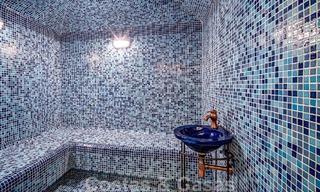 Elégante villa andalouse de luxe à vendre à deux pas de la plage dans l'urbanisation convoitée de Bahia de Marbella 51900 