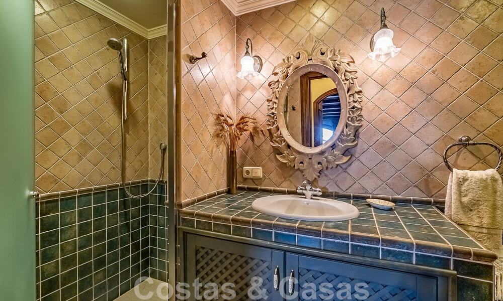 Elégante villa andalouse de luxe à vendre à deux pas de la plage dans l'urbanisation convoitée de Bahia de Marbella 51901