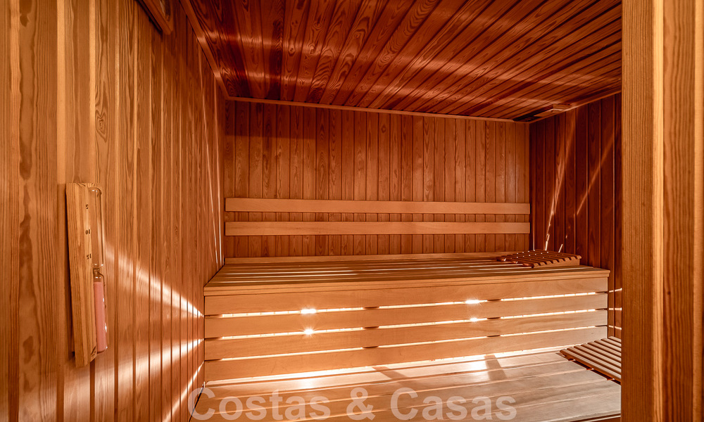 Elégante villa andalouse de luxe à vendre à deux pas de la plage dans l'urbanisation convoitée de Bahia de Marbella 51902