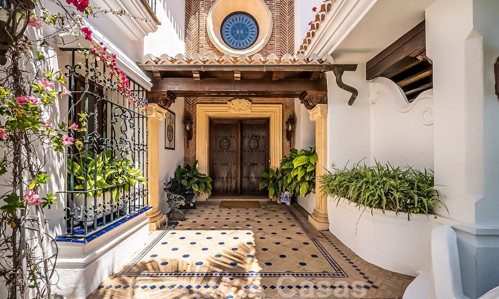 Elégante villa andalouse de luxe à vendre à deux pas de la plage dans l'urbanisation convoitée de Bahia de Marbella 51903