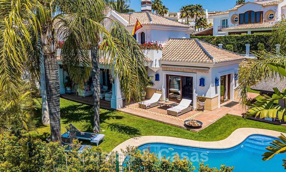 Elégante villa andalouse de luxe à vendre à deux pas de la plage dans l'urbanisation convoitée de Bahia de Marbella 51909
