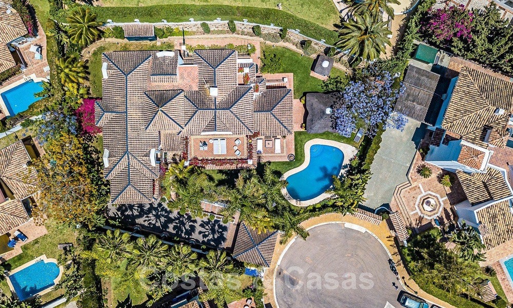 Elégante villa andalouse de luxe à vendre à deux pas de la plage dans l'urbanisation convoitée de Bahia de Marbella 51911