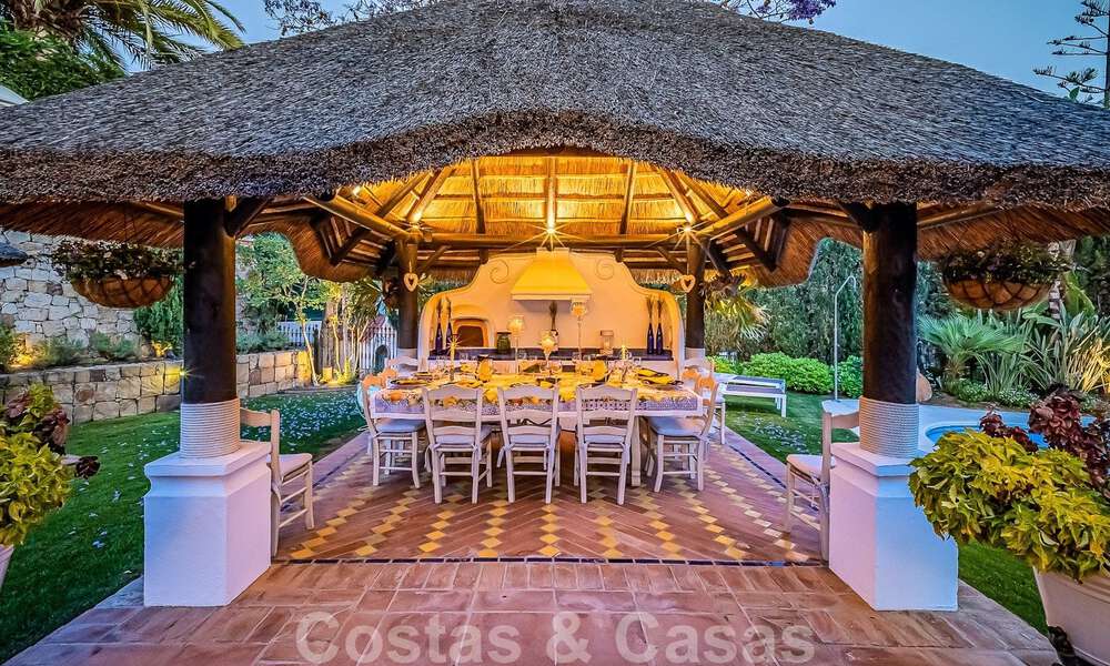 Elégante villa andalouse de luxe à vendre à deux pas de la plage dans l'urbanisation convoitée de Bahia de Marbella 51912
