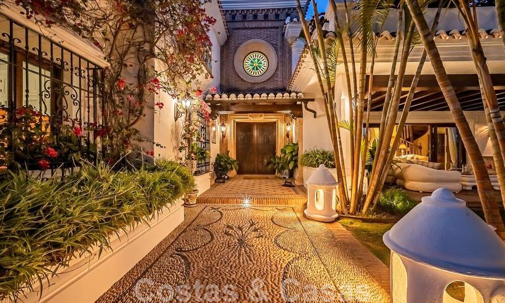 Elégante villa andalouse de luxe à vendre à deux pas de la plage dans l'urbanisation convoitée de Bahia de Marbella 51913