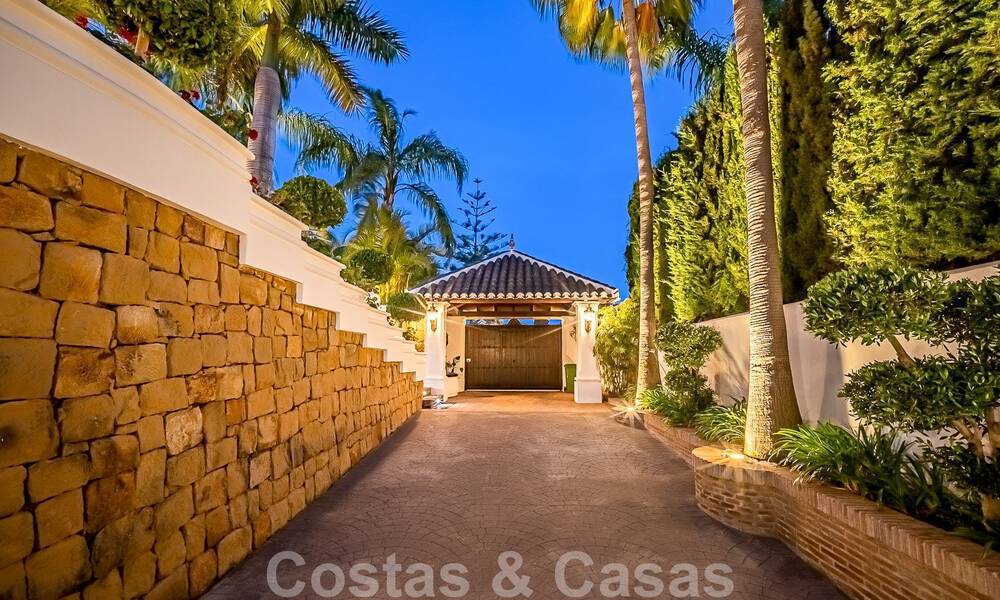 Elégante villa andalouse de luxe à vendre à deux pas de la plage dans l'urbanisation convoitée de Bahia de Marbella 51914