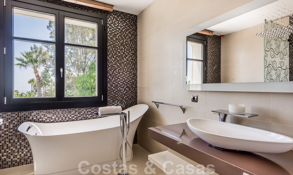 Majestueuse villa de luxe à vendre avec 7 chambres à coucher dans une urbanisation exclusive à l'est du centre de Marbella 52002