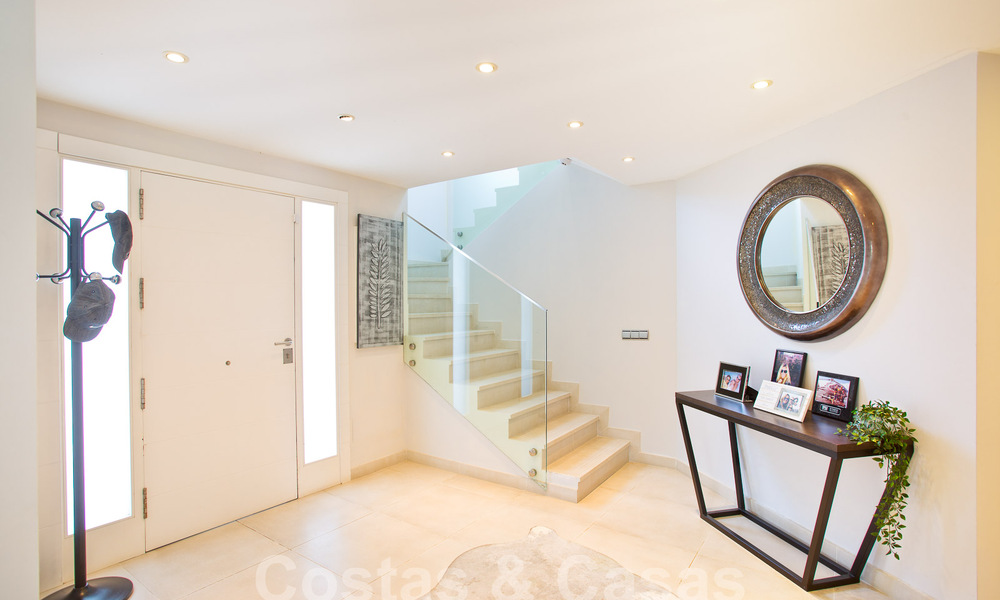 Villa contemporaine de luxe à vendre avec architecture méditerranéenne à l'est du centre de Marbella 53328