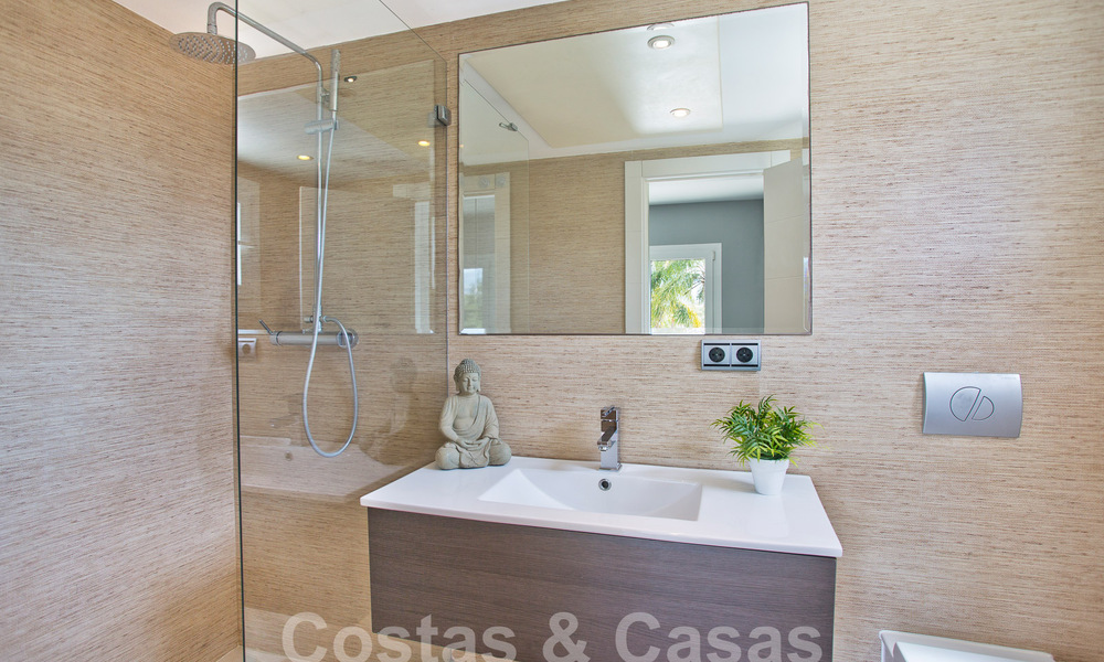 Villa contemporaine de luxe à vendre avec architecture méditerranéenne à l'est du centre de Marbella 53339