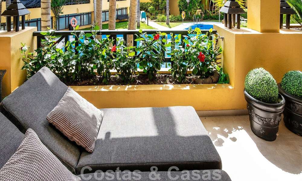 Appartement de luxe de 4 chambres à vendre dans un complexe exclusif de deuxième ligne de plage à Puerto Banus, Marbella 52096