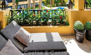 Appartement de luxe de 4 chambres à vendre dans un complexe exclusif de deuxième ligne de plage à Puerto Banus, Marbella 52096 