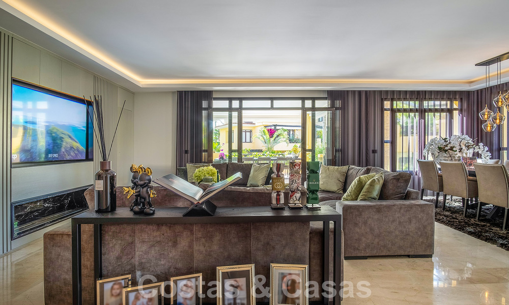 Appartement de luxe de 4 chambres à vendre dans un complexe exclusif de deuxième ligne de plage à Puerto Banus, Marbella 52097